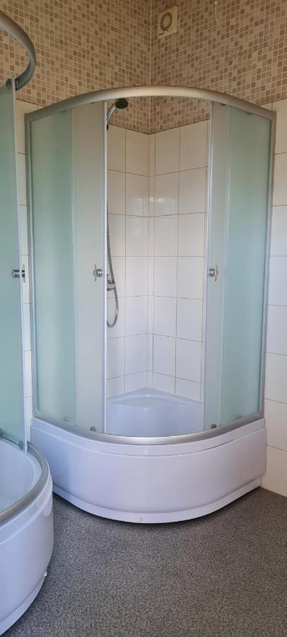 Kempings Stieres Un Majas Virtuve Upesgriva Extérieur photo